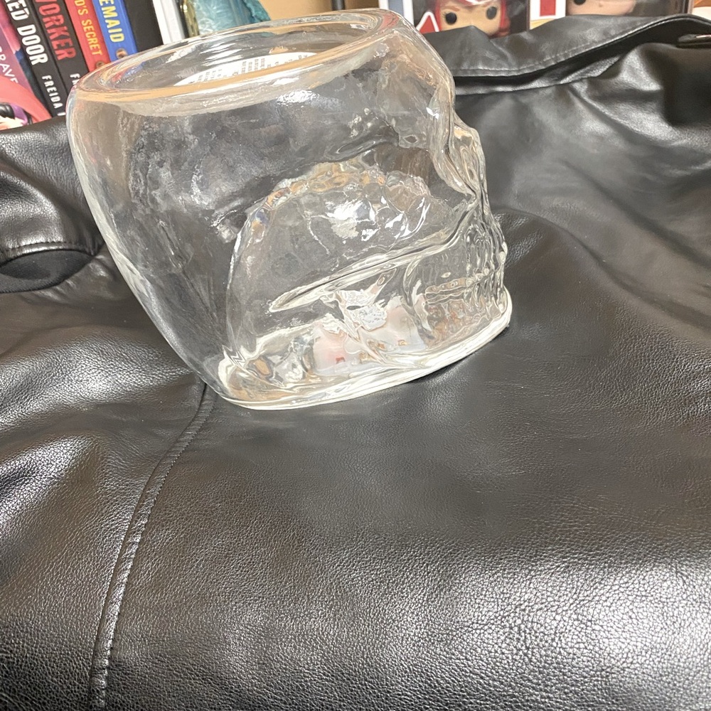 Skull 3 wick candle holder. Bath and Body Works. Lights up